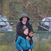 Maja kijkt met papa toe hoe grote broer Tymon het doet